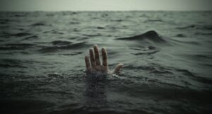 Hands-Drowning-Sea-750x403-1
