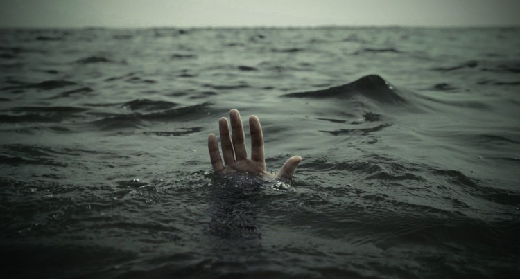 Hands-Drowning-Sea-750x403-1
